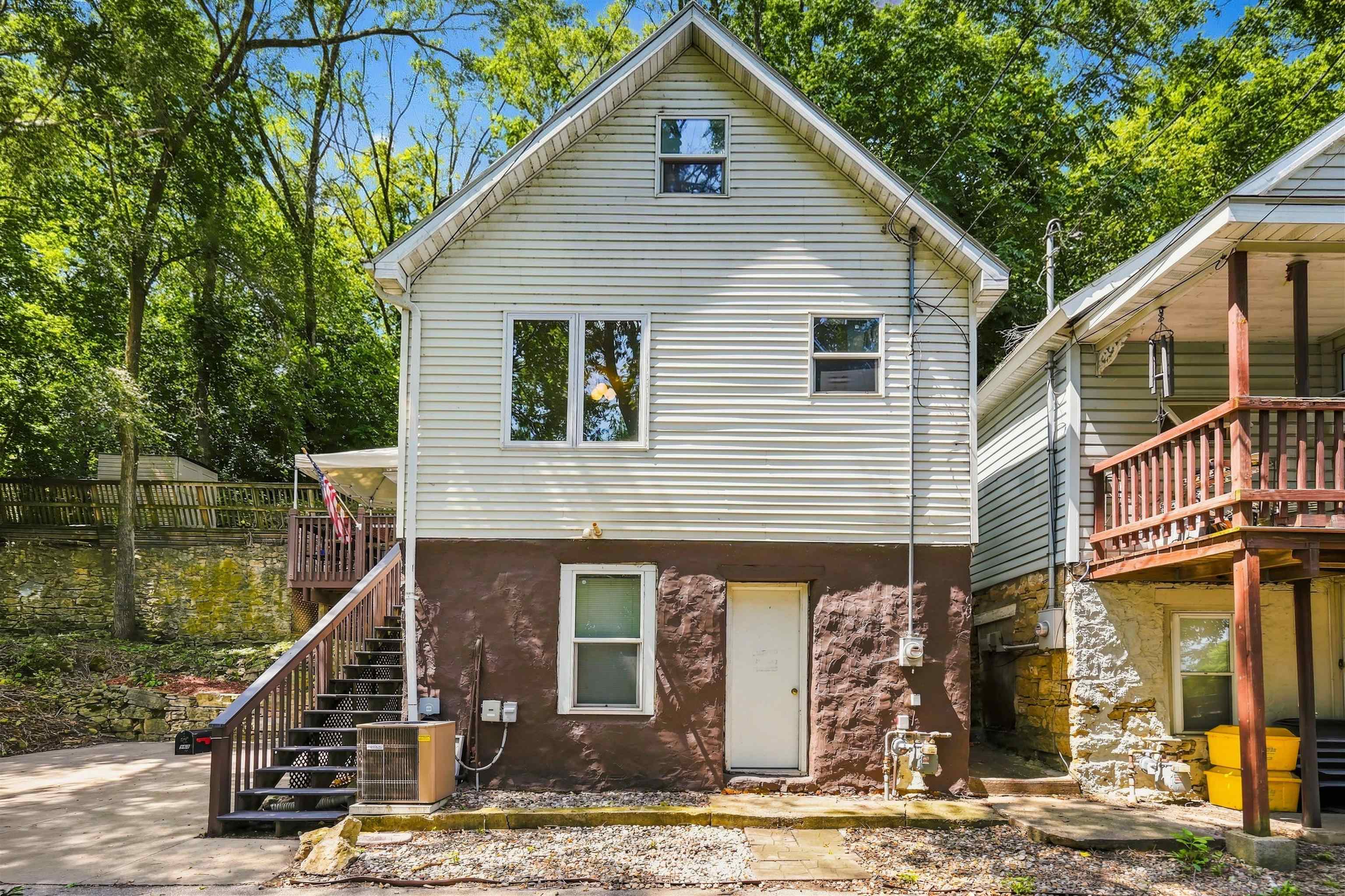 963 Thomas Place